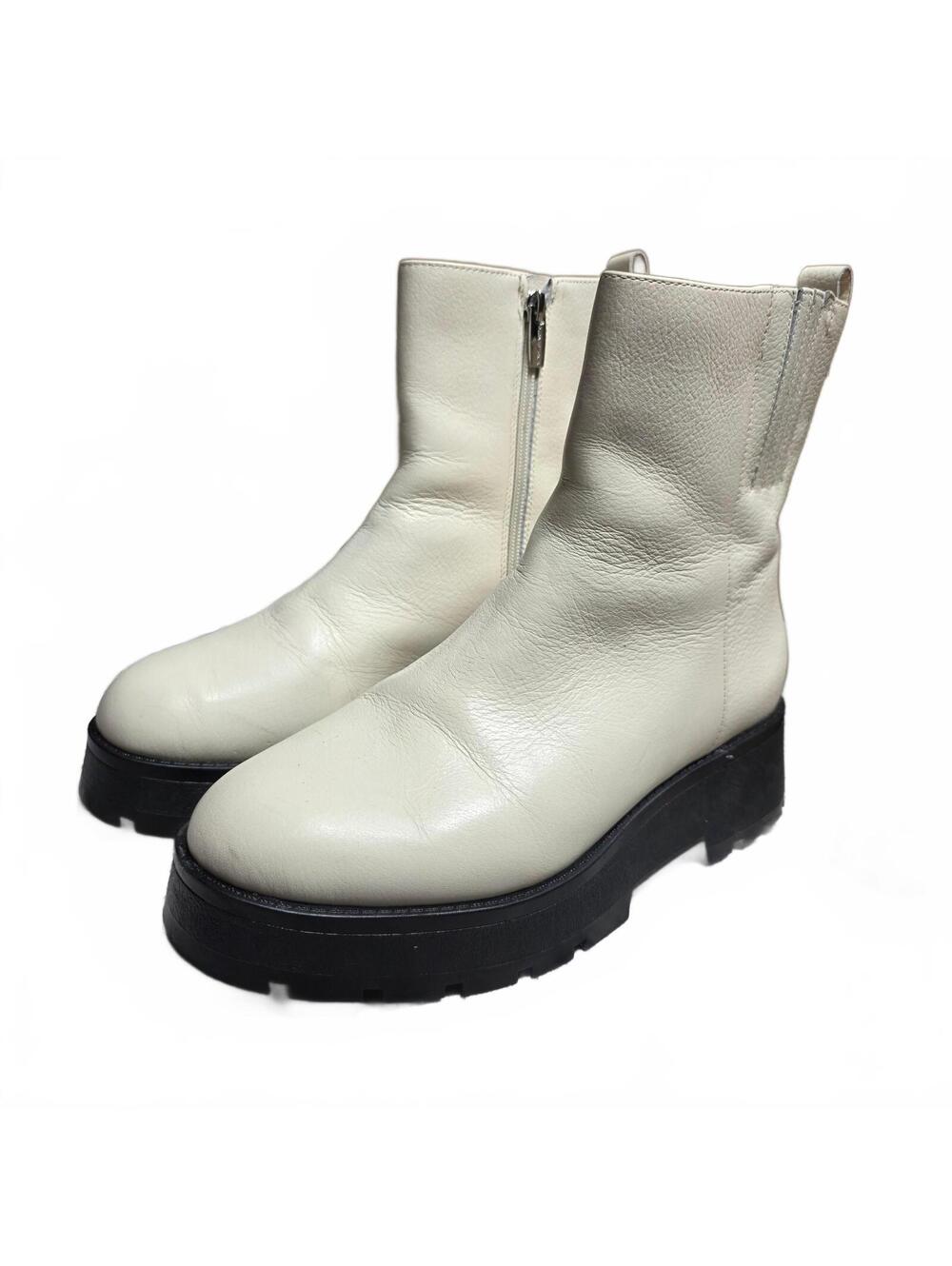 Wmn's 8.5M Vince Camuto Women's White Leather Ankle Boots w/ Black Lug Sole